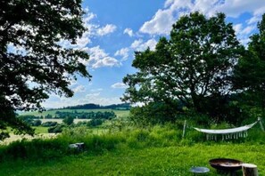 Property grounds - Secluded Glamping ~ Picnic ~ Outdoor Dining ~ BBQ (Čmelíny)