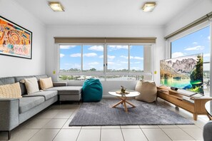 Living area - Zen Bayline Villa: bayview - balcony - rooftop (Darwin City)