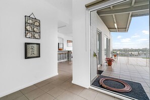 Interior - Zen Bayline Villa: bayview - balcony - rooftop (Darwin City)