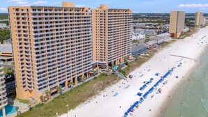 Un hôtel de grande hauteur, avec de nombreux étages, situé en bord de mer et doté d’un espace piscine.