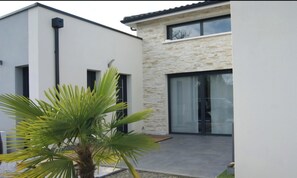 Exterior detail - Villa with swimming pool and petanque (Montrem)