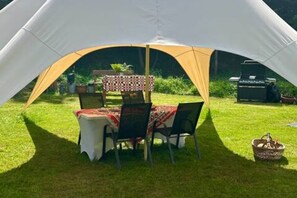 Outdoor dining - Secluded Meadow Stay ~ BBQ ~ Stream ~ Nature (Čmelíny)
