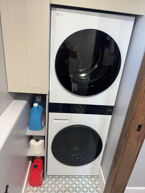 Interior - Quaint 1-bedroom house with AC in lovely Los Gatos (Los Gatos)