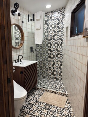 Bathroom - Quaint 1-bedroom house with AC in lovely Los Gatos (Los Gatos)