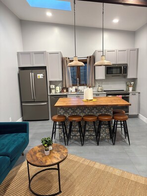 Interior - Quaint 1-bedroom house with AC in lovely Los Gatos (Los Gatos)