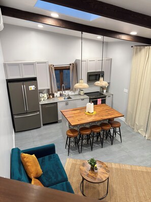 Private kitchen - Quaint 1-bedroom house with AC in lovely Los Gatos (Los Gatos)