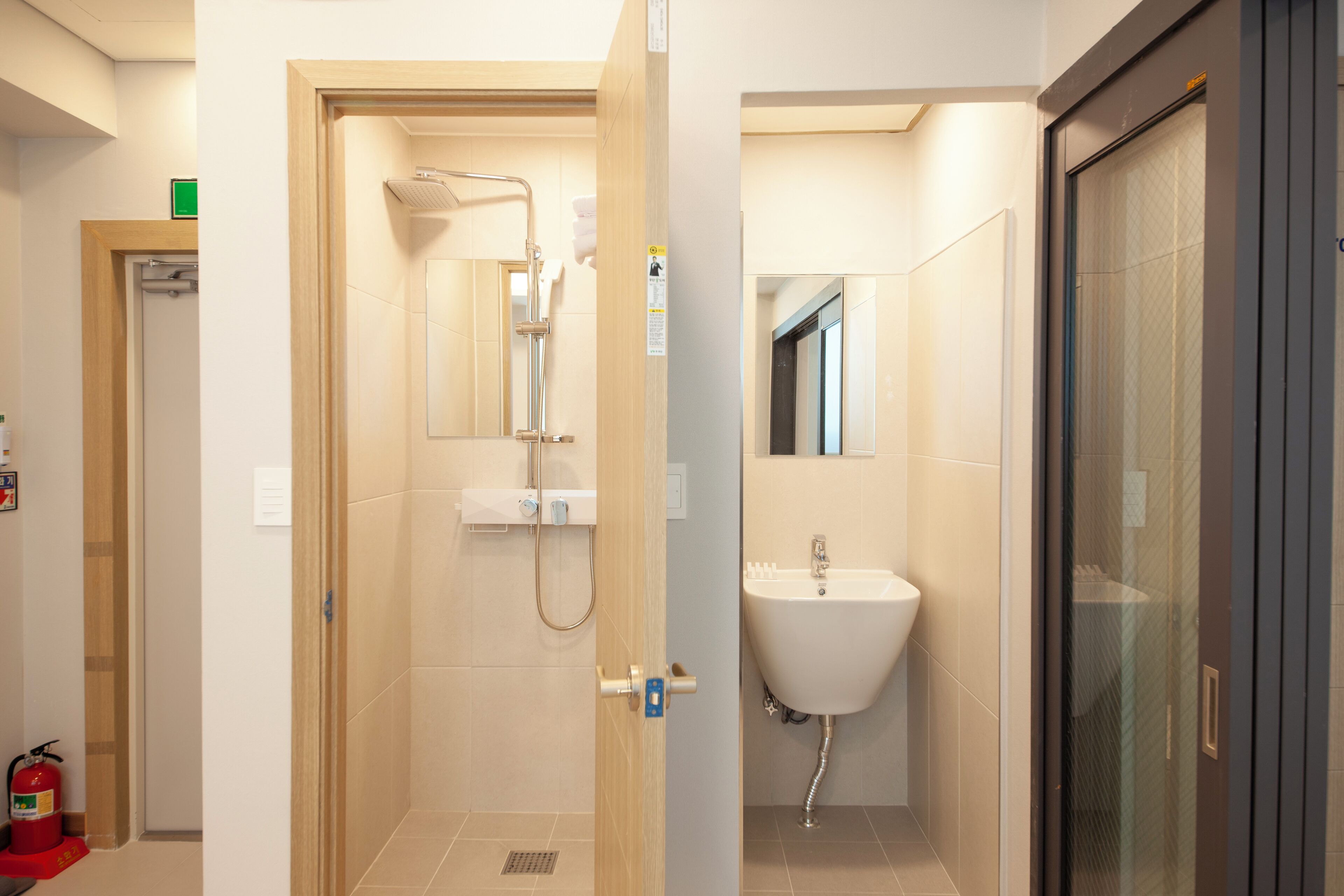 Standard Quadruple Room | Bathroom