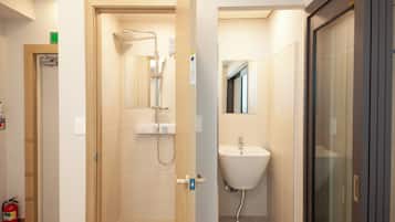 Standard Quadruple Room | Bathroom