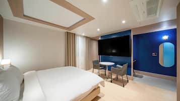 Avenue SKY View | Premium bedding, down comforters, in-room safe, free WiFi