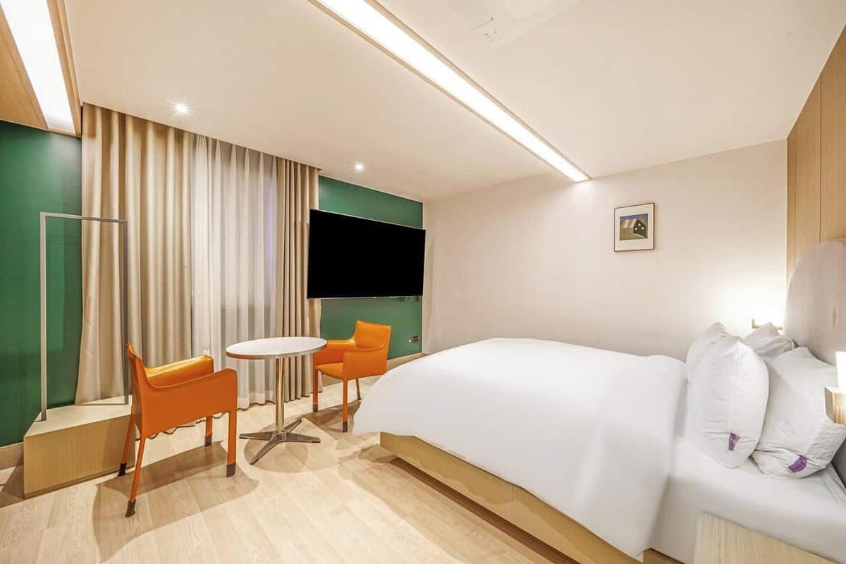Premium bedding, down comforters, in-room safe, free WiFi