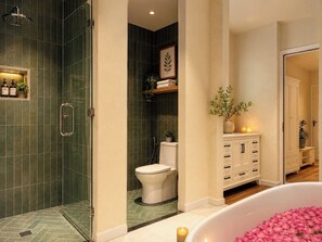 Phòng Suite, bồn tắm | Phòng tắm | Đồ dùng nhà tắm miễn phí, áo choàng tắm, khăn tắm, xà phòng 