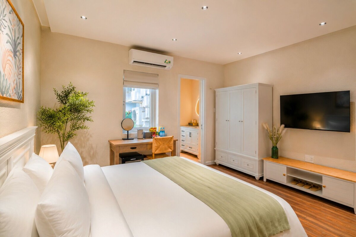 Suite, Bathtub | Free WiFi, bed sheets