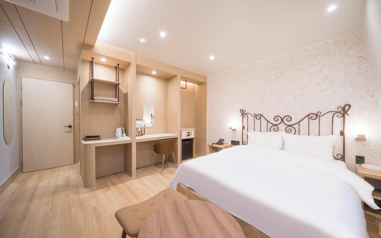 Avenue Platinum | Premium bedding, down comforters, in-room safe, free WiFi