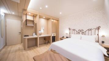 Avenue Platinum | Premium bedding, down comforters, in-room safe, free WiFi