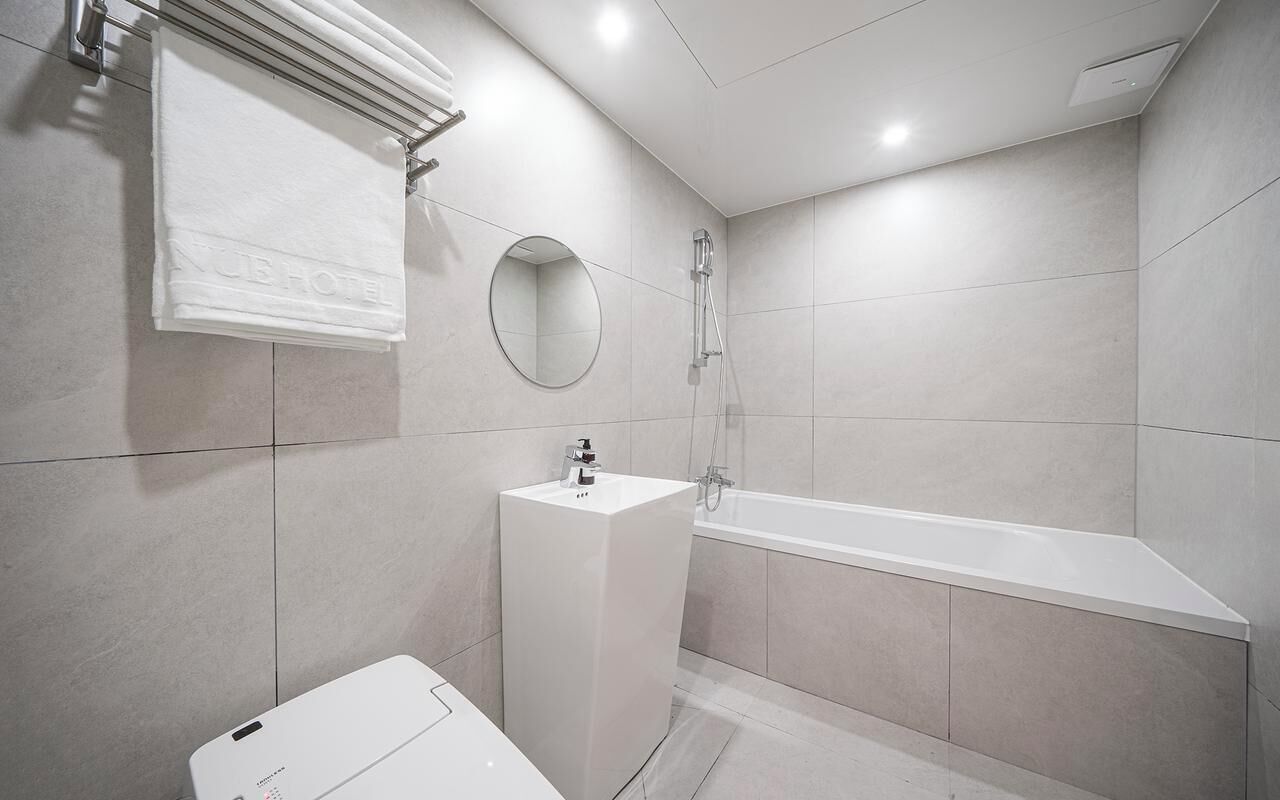 Articles de toilette gratuits, sèche-cheveux, bidet, serviettes fournies