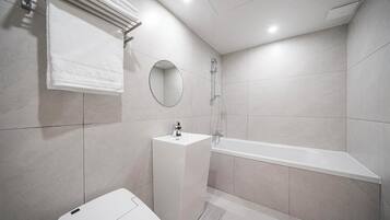 Articles de toilette gratuits, sèche-cheveux, bidet, serviettes fournies