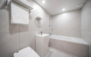 Artículos de tocador gratuitos, secador de pelo, bidet, toallas
