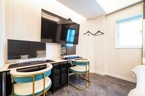 Glorio (Bathtub available upon request) | Luxe beddengoed, donzen dekbedden, geluiddichte muren, gratis wifi