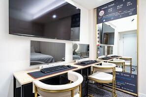 Glorio (Bathtub available upon request) | Premium bedding, down duvets, soundproofing, free WiFi - Instar Hotel (Suwon)