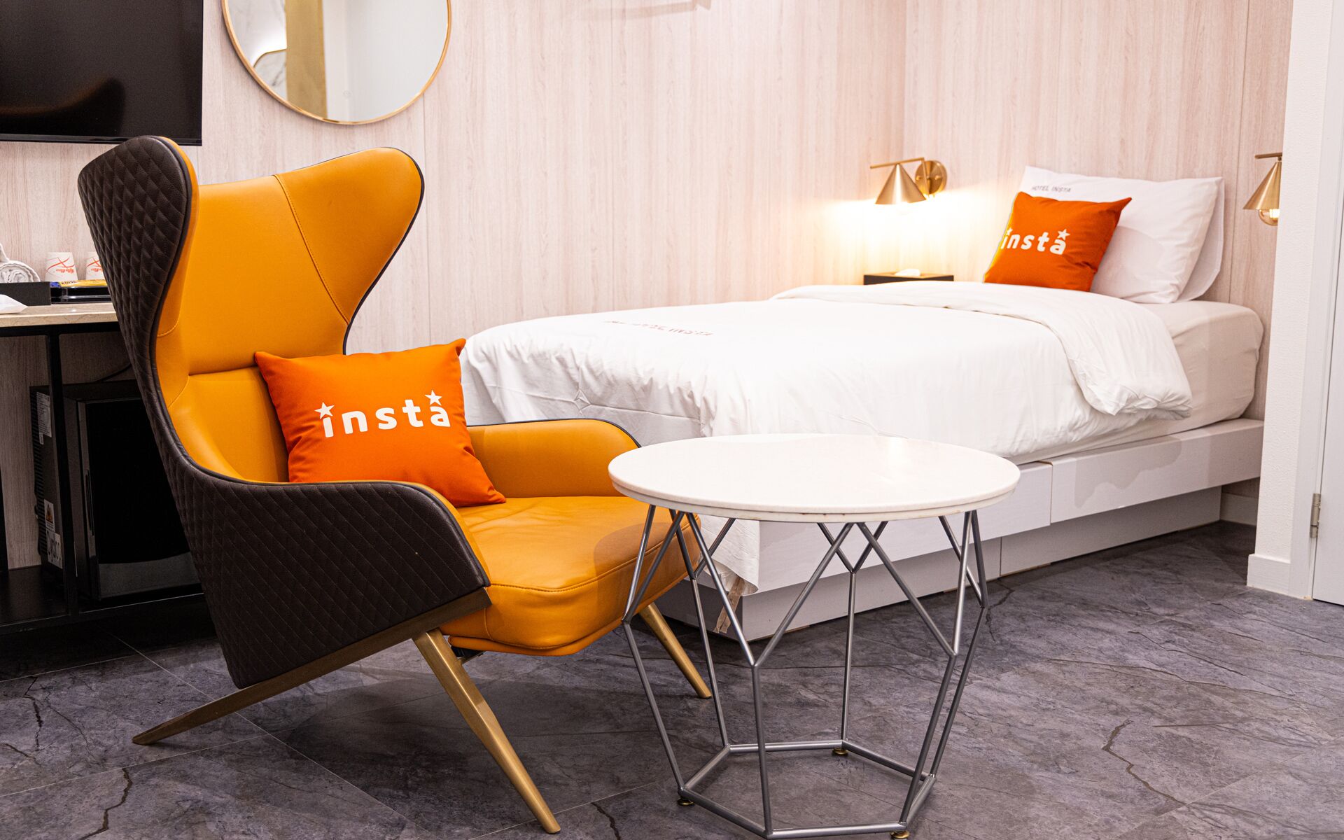 Special | Premium bedding, down comforters, soundproofing, WiFi (free)
