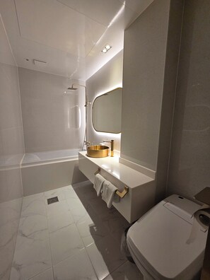 Double Room, City View | Bathroom - Instar Hotel (Suwon)