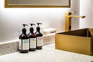 Articles de toilette griffés, séchoir à cheveux, peignoirs, pantoufles