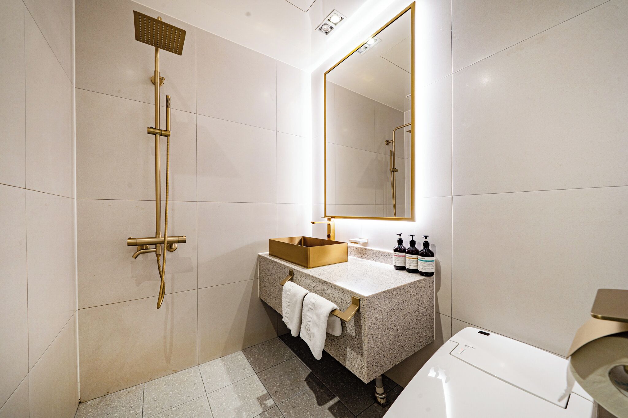Deluxe Room (Design and bathtub assigned at random) | バスルーム | デザイナーバスアメニティ、ヘアドライヤー、バスローブ、スリッパ