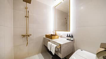 Deluxe Room (Design and bathtub assigned at random) | Salle de bain