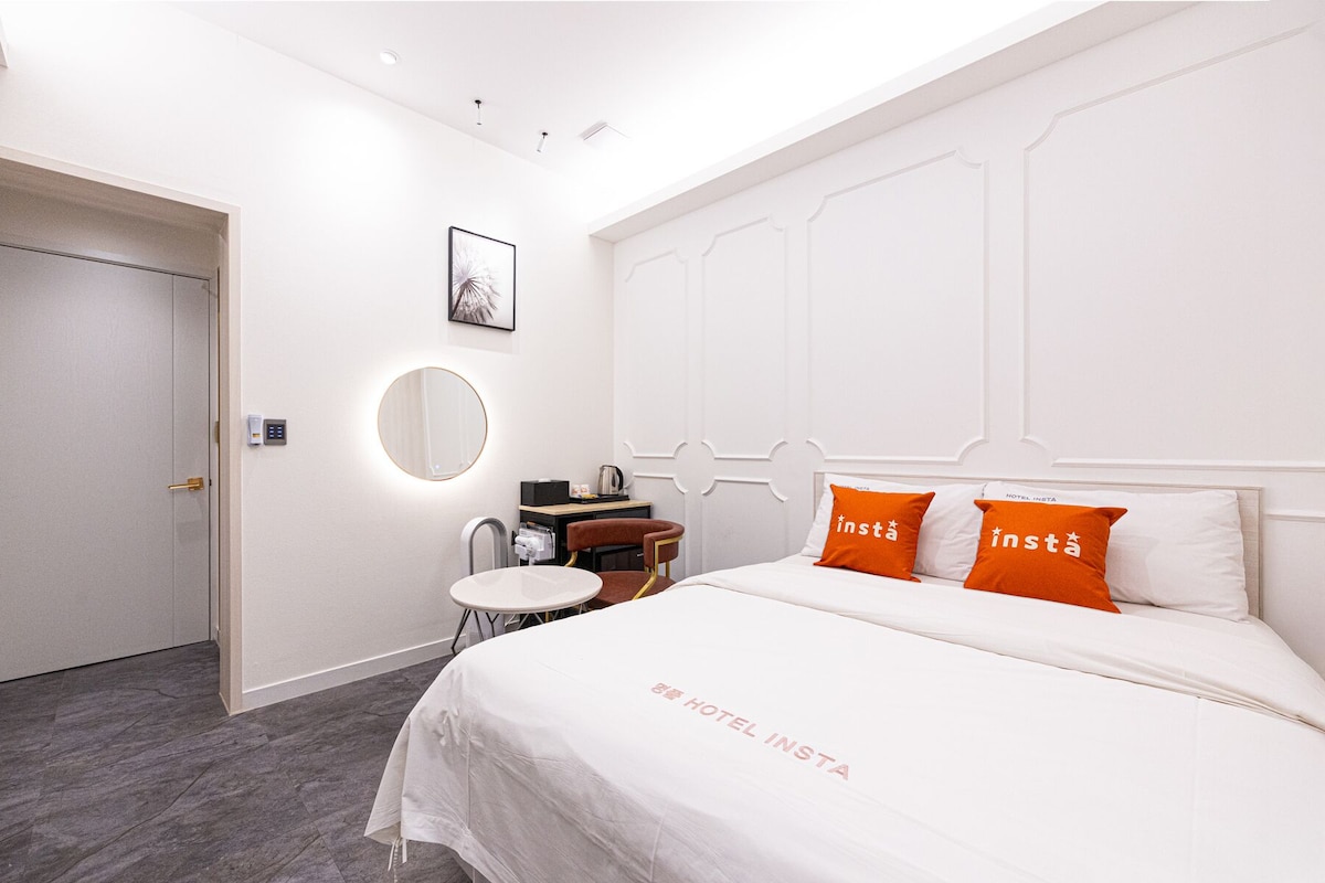 Standard Room (Design assigned at random) | Premium bedding, down comforters, soundproofing, WiFi (free)