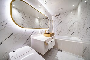 Chambre familiale | Salle de bain | Articles de toilette griffés, séchoir à cheveux, peignoirs, pantoufles