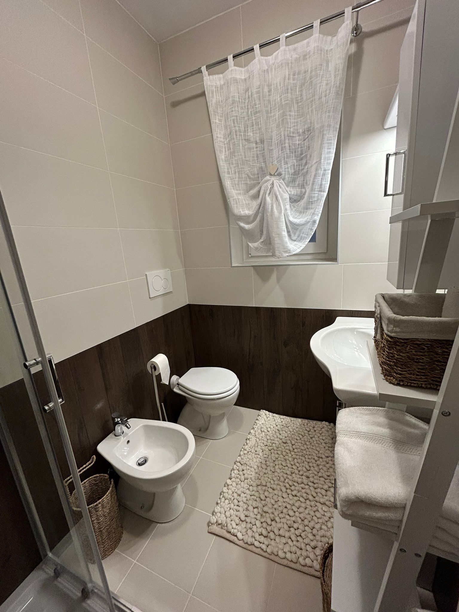Regadera, secadora de cabello, bidet, toallas 