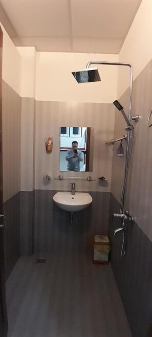 Bathroom - Khach san 68 Dong Hai (Dong Hoi)