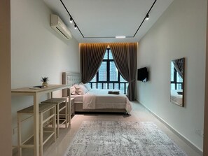 Tabla de planchar con plancha, wifi gratis y ropa de cama 