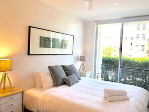 3 bedrooms, desk, bed sheets