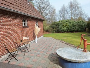 Outdoor dining - Apartment with garden & fireplace, 5 min. from the beach, dogs welcome! (Varel)