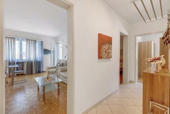 Apartamento familiar, varias habitaciones (Il Tenero appartamento - Lido di) | Zona de estar | Smart TV de 21 pulgadas con canales por cable