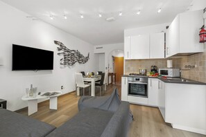 Familie appartement, meerdere slaapkamers (Margherita Apartment) | Privékeuken | Een koelkast, een magnetron, een oven, een kookplaat
