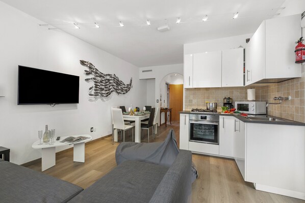 Family Apartment, Multiple Bedrooms (Margherita Apartment) | Private kitchen | Fridge, microwave, oven, stovetop - Margherita Apartment (Malcesine)