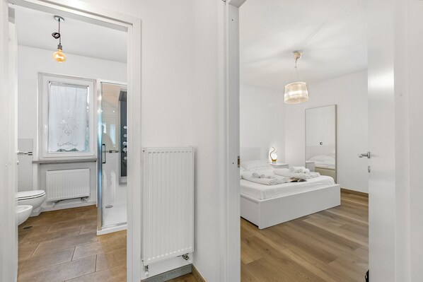 Familie appartement, meerdere slaapkamers (Margherita Apartment) | Badkamer | Een douche, een haardroger, een bidet, handdoeken