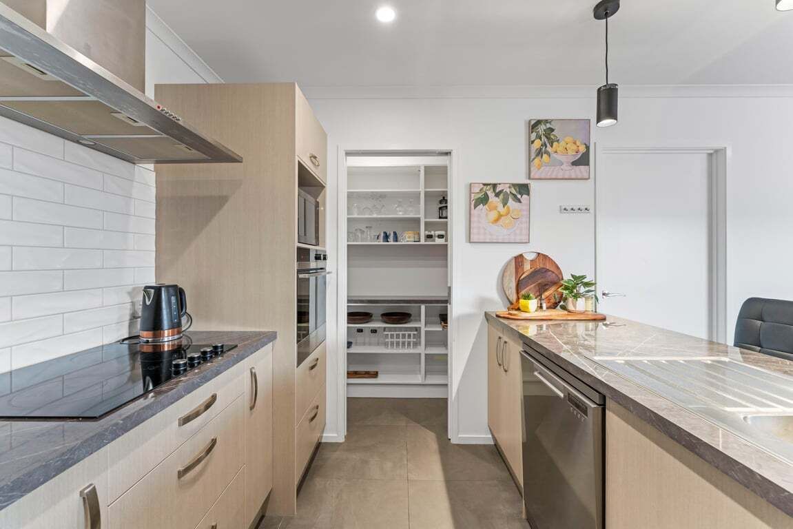 Una cuina moderna amb forn integrat, cafetera i rentaplats.