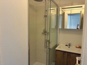 Shower, hair dryer, soap - Quiet 2-room apartment on the heights of Deauville (Deauville)