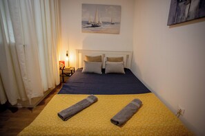 A hotel room with a bed, a painting on the wall, and a lamp on a bedside table. - Casa Nora in centre of Vodnjan, Vodnjan, Croatia (Vodnjan)