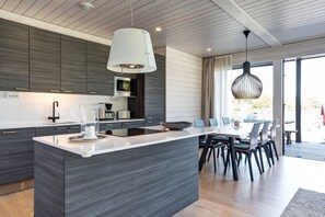 Fridge, microwave, oven, stovetop - Stay North - Kasnäs Marina Seafront (Kasnäs)