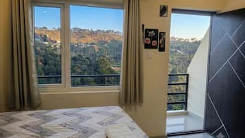 Deluxe-Zimmer, Balkon, Bergblick | Select-Comfort-Betten, Verdunkelungsvorhänge, kostenloses WLAN