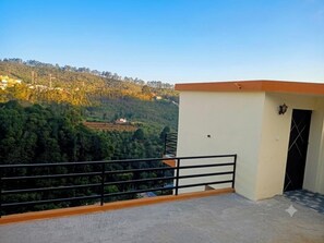 Terrace/patio - Malabar Cottage - Panoramic Mountain View (Kodaikanal)