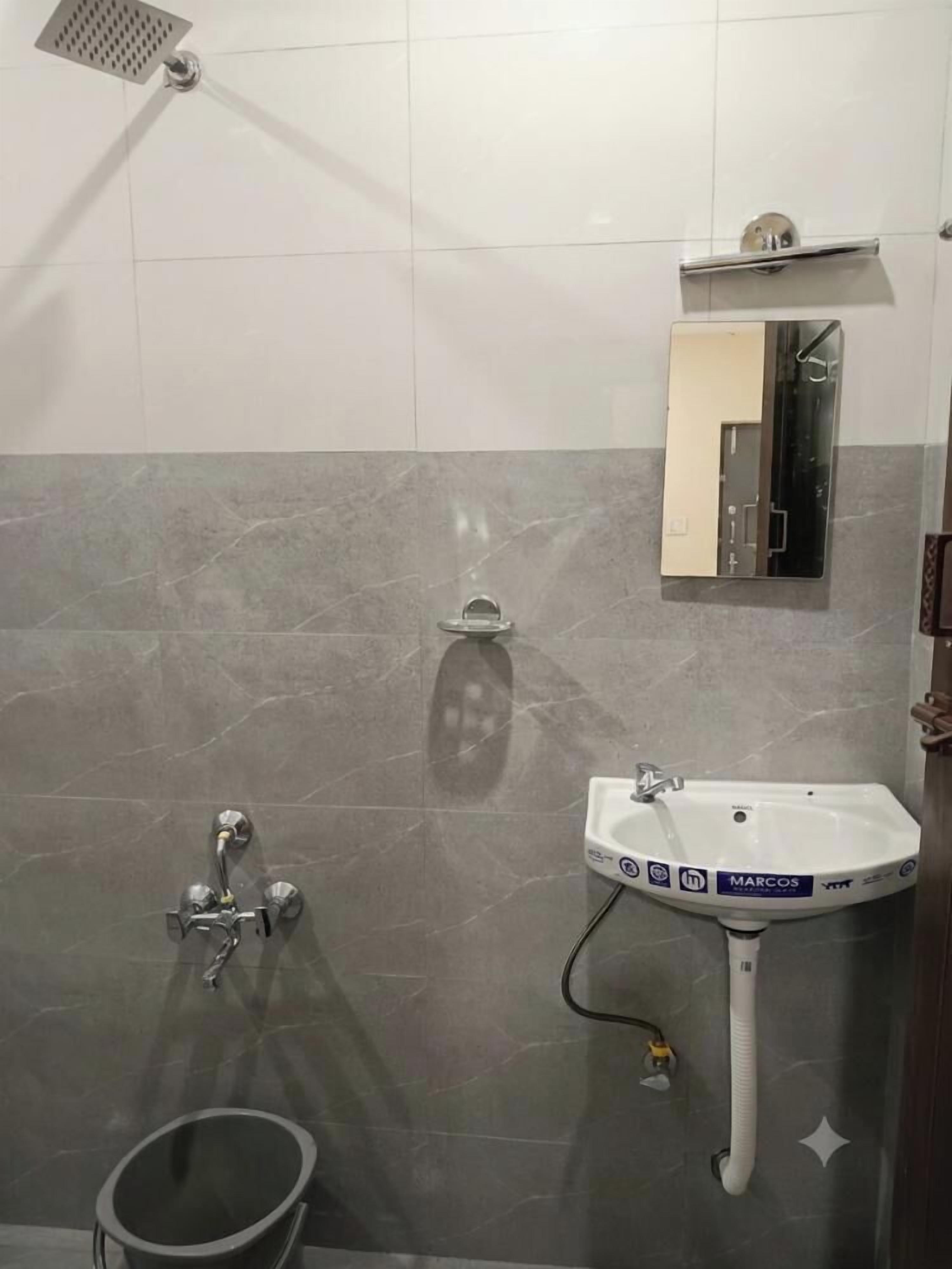 Shower, pancuran hujan, kloset, dan handuk