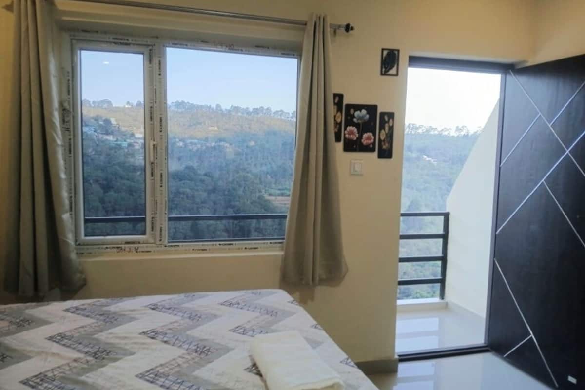 Blackout curtains, free WiFi