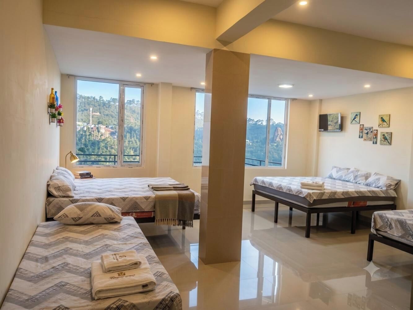 Kamar Keluarga, balkon, pemandangan gunung | Tempat tidur Select Comfort, tirai kedap cahaya, dan Wi-Fi gratis