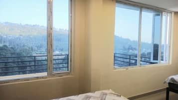 Select Comfort beds, blackout drapes, WiFi (free)