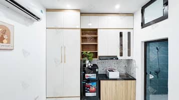 Basic Studio, Balcony, City View | Private kitchen